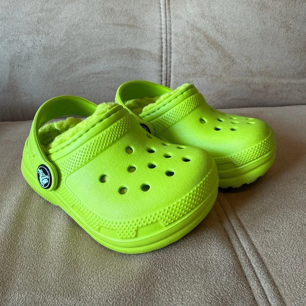 Crocs NWOT Lime Green Fleece Lined Size 5 Clogs